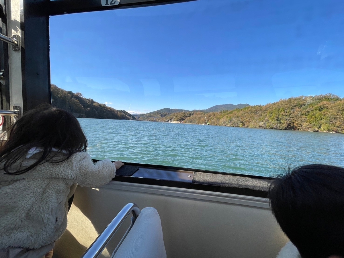 岐阜の紅葉の名所2024｜恵那峡遊覧船の様子
