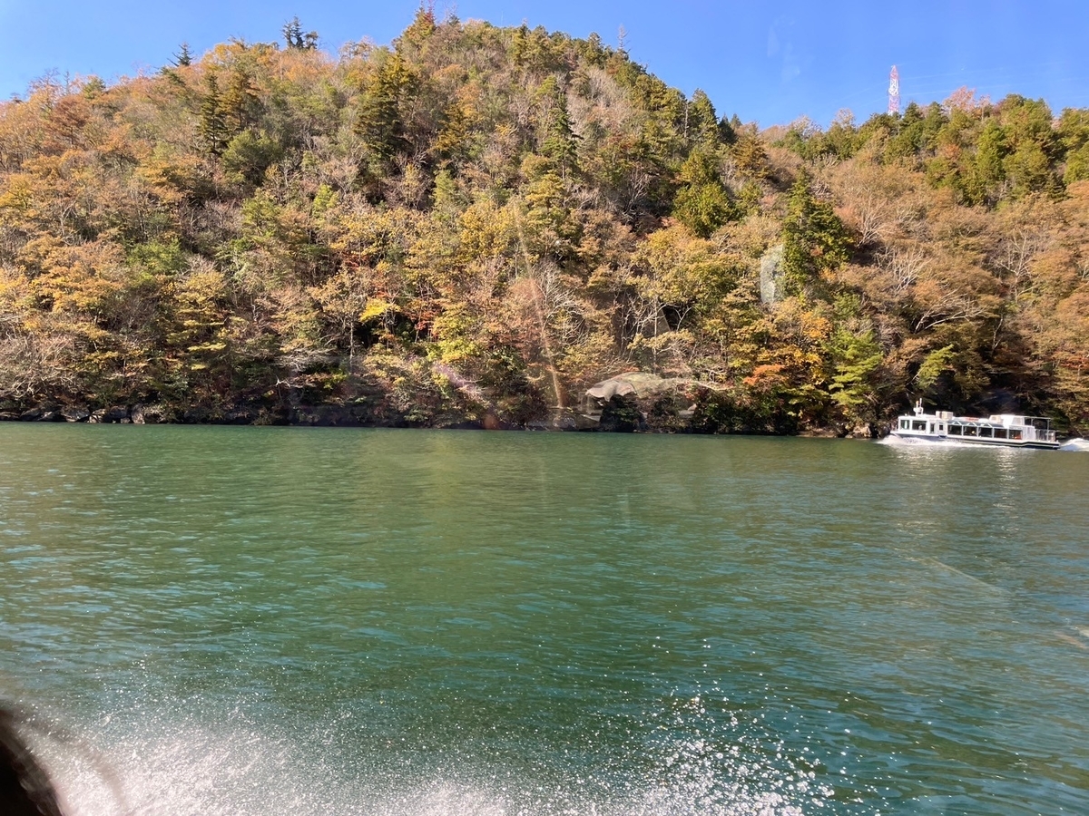 岐阜の紅葉の名所2024｜恵那峡遊覧船の様子