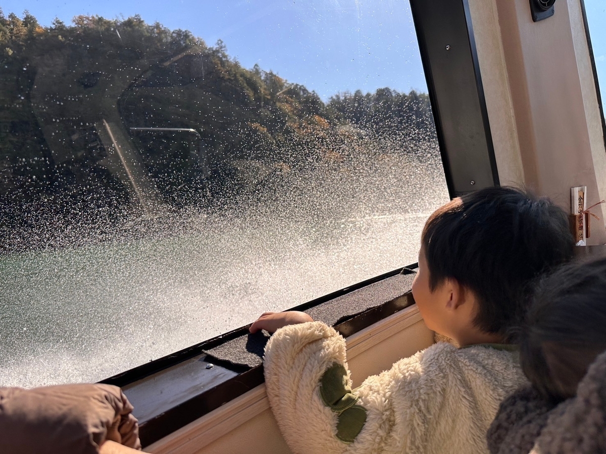 岐阜の紅葉の名所2024｜恵那峡遊覧船の水しぶき