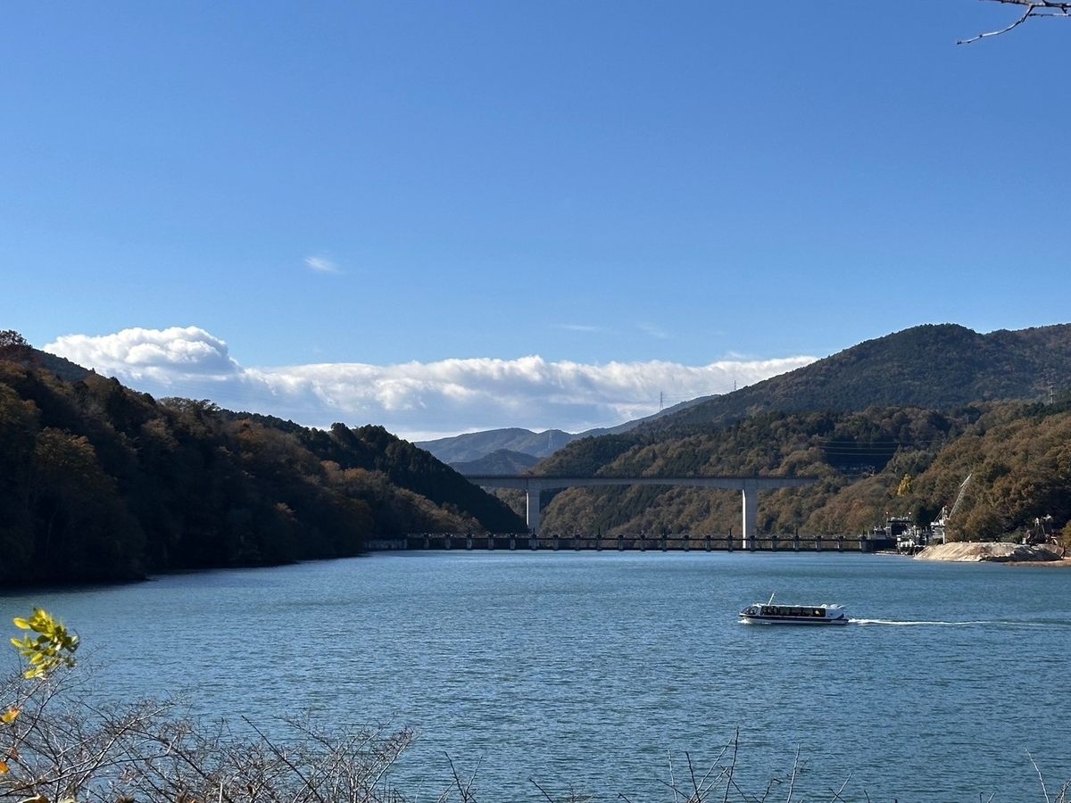 岐阜の紅葉の名所2024｜恵那峡の風景