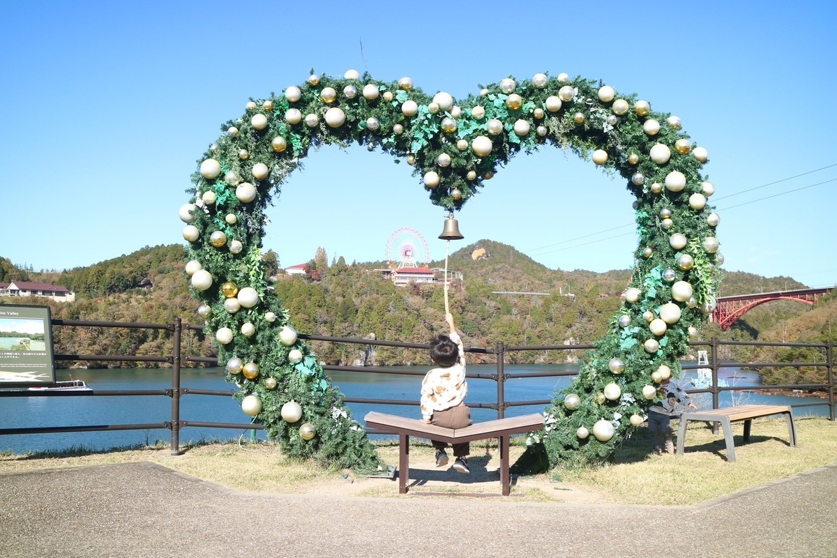 岐阜の紅葉の名所2024｜恵那峡のハートのモニュメント