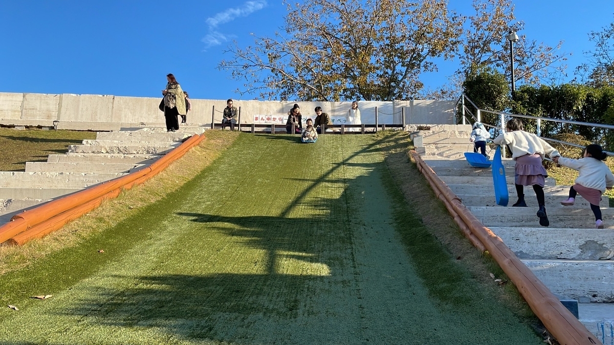 子どもとおでかけ｜恵那峡から車で10分の中津川市にあるストーンミュージアム博石館の芝すべり