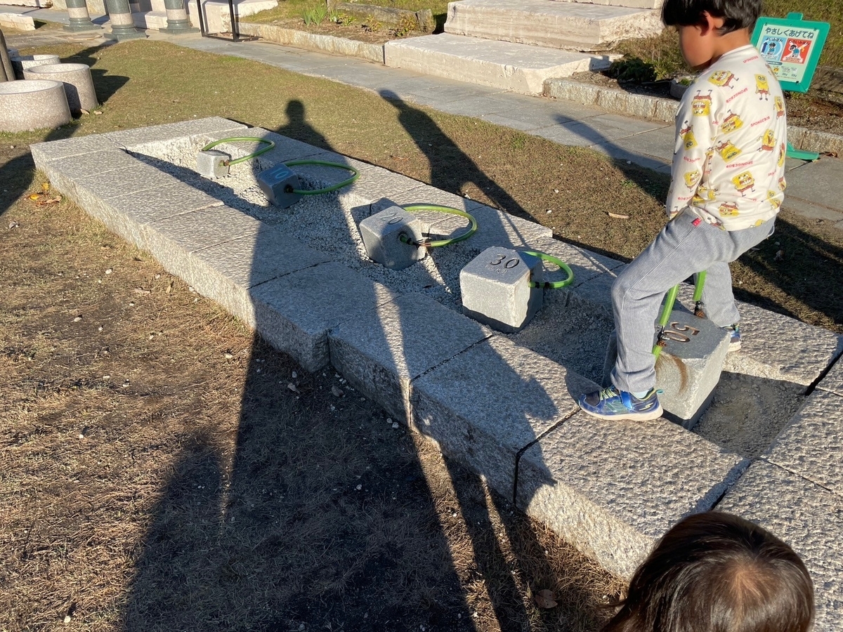 子どもとおでかけ｜恵那峡から車で10分の中津川市にあるストーンミュージアム博石館の重さ比べ