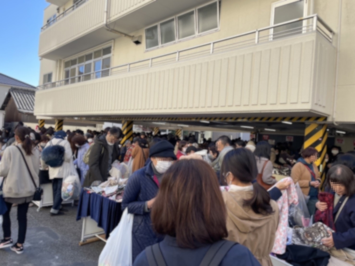 名古屋市東区にある東海地区最大級の布地・手芸用品店「大塚屋」の激安ハギレ大会2024の様子