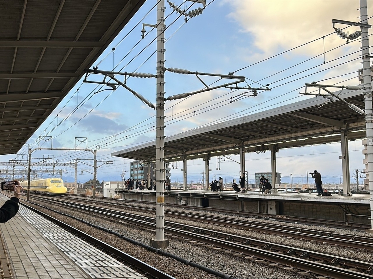 ドクターイエローの走行｜岐阜羽島駅の大阪方面ホーム