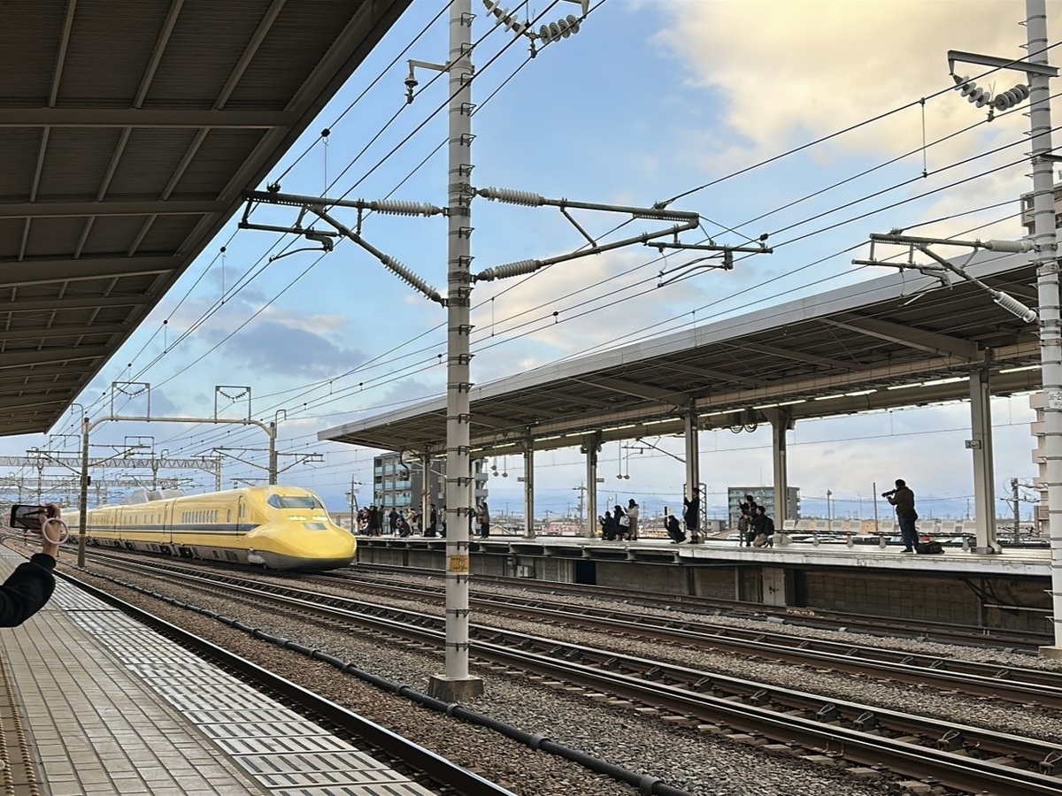 岐阜羽島駅・大阪方面ホームで見るドクターイエローの走行（のぼり）