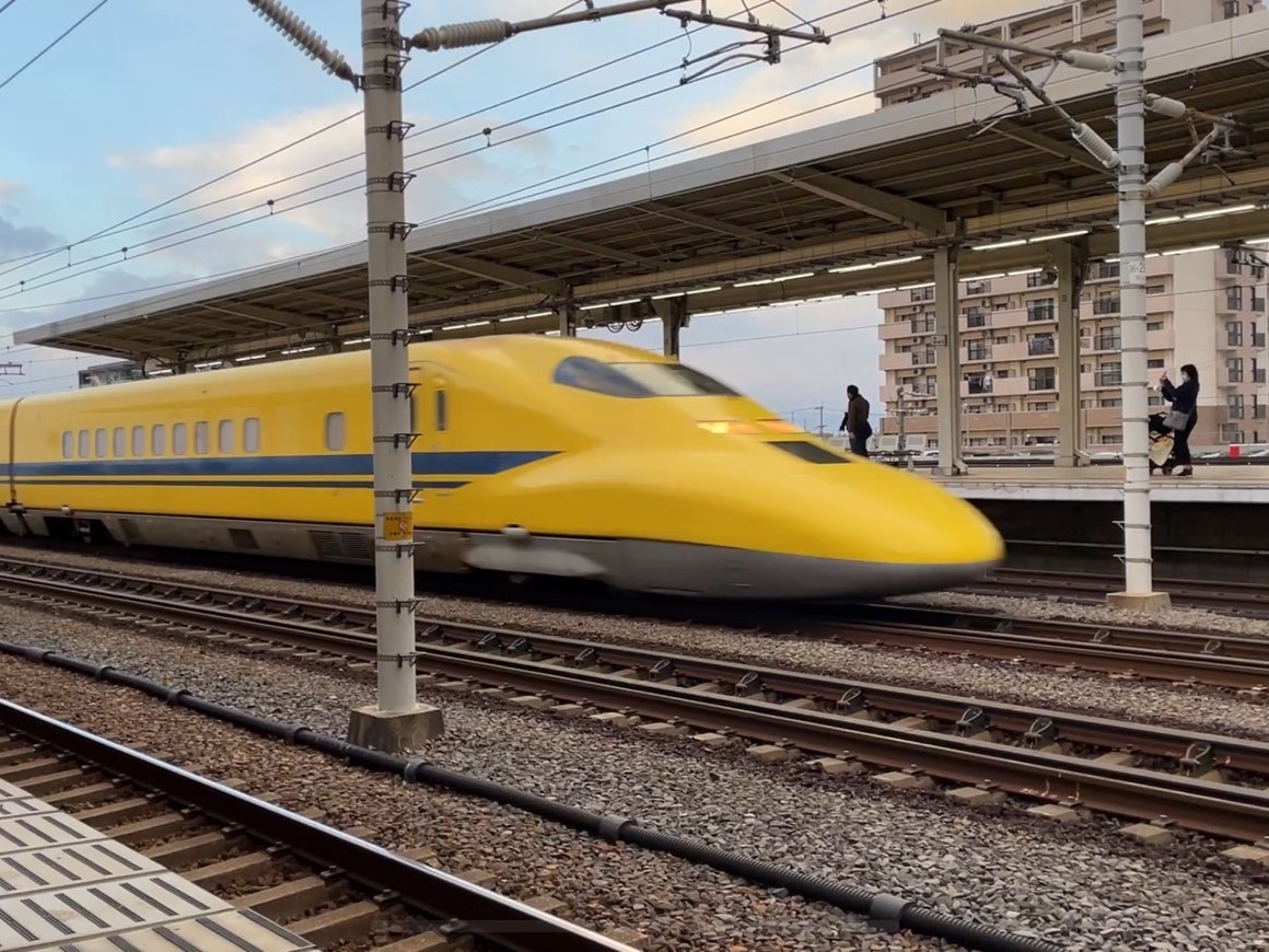 岐阜羽島駅・大阪方面ホームで見るドクターイエローの走行（のぼり）