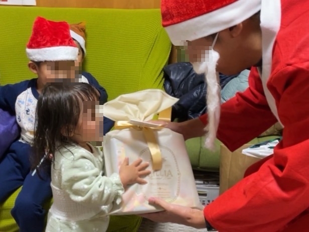 サンタからプレゼントをもらう女の子