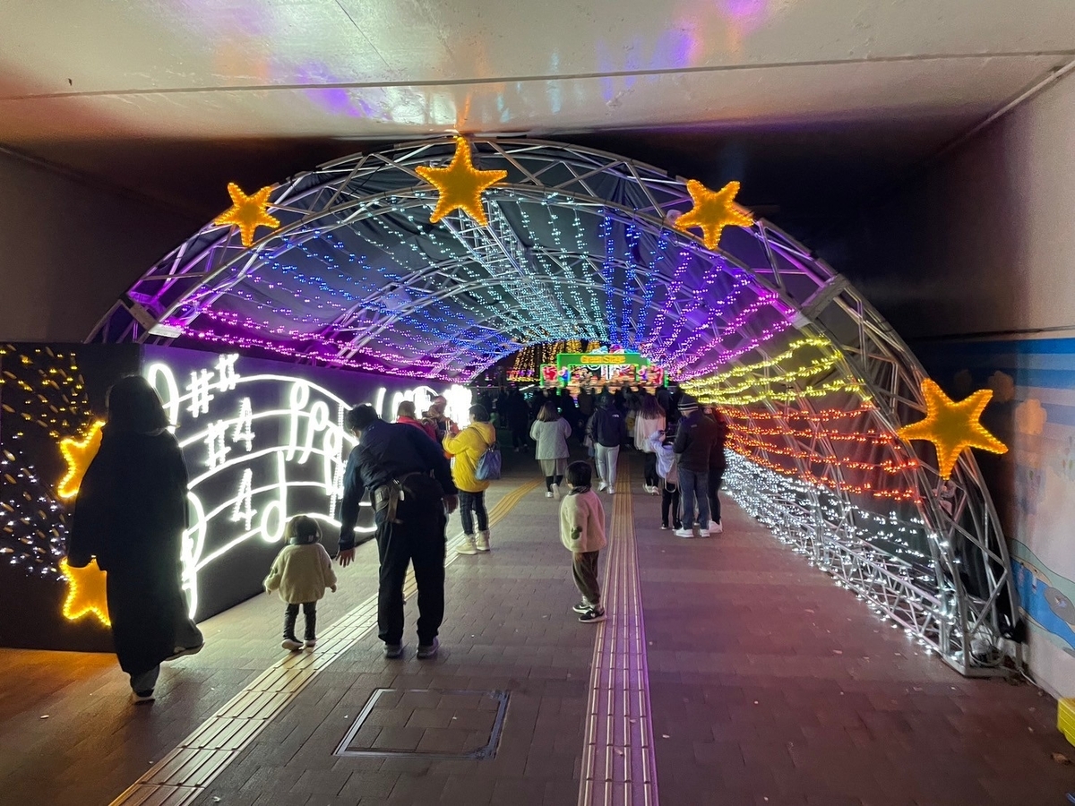 入園無料のイルミネーション｜岐阜県海津市にある木曽三川公園のウィンターイルミネーション2024の連絡通路