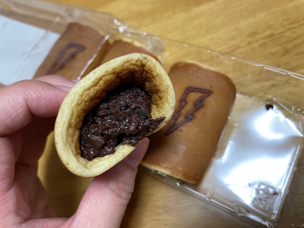 大人気の豊橋お土産｜ブラックサンダーあん巻きのなか