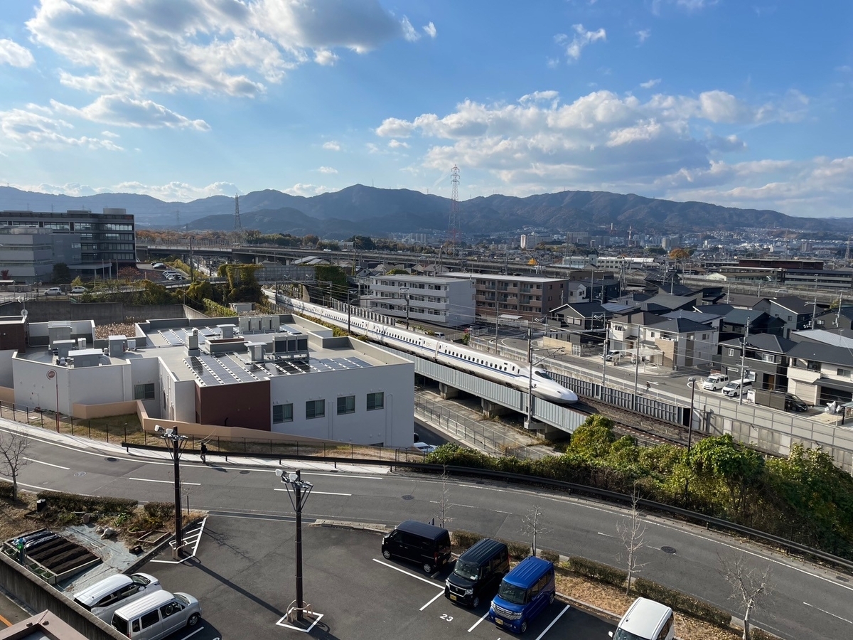 ドクターイエローのビュースポット｜滋賀県大津市にあるフォレオ大津一里山の新幹線展望テラスの内側