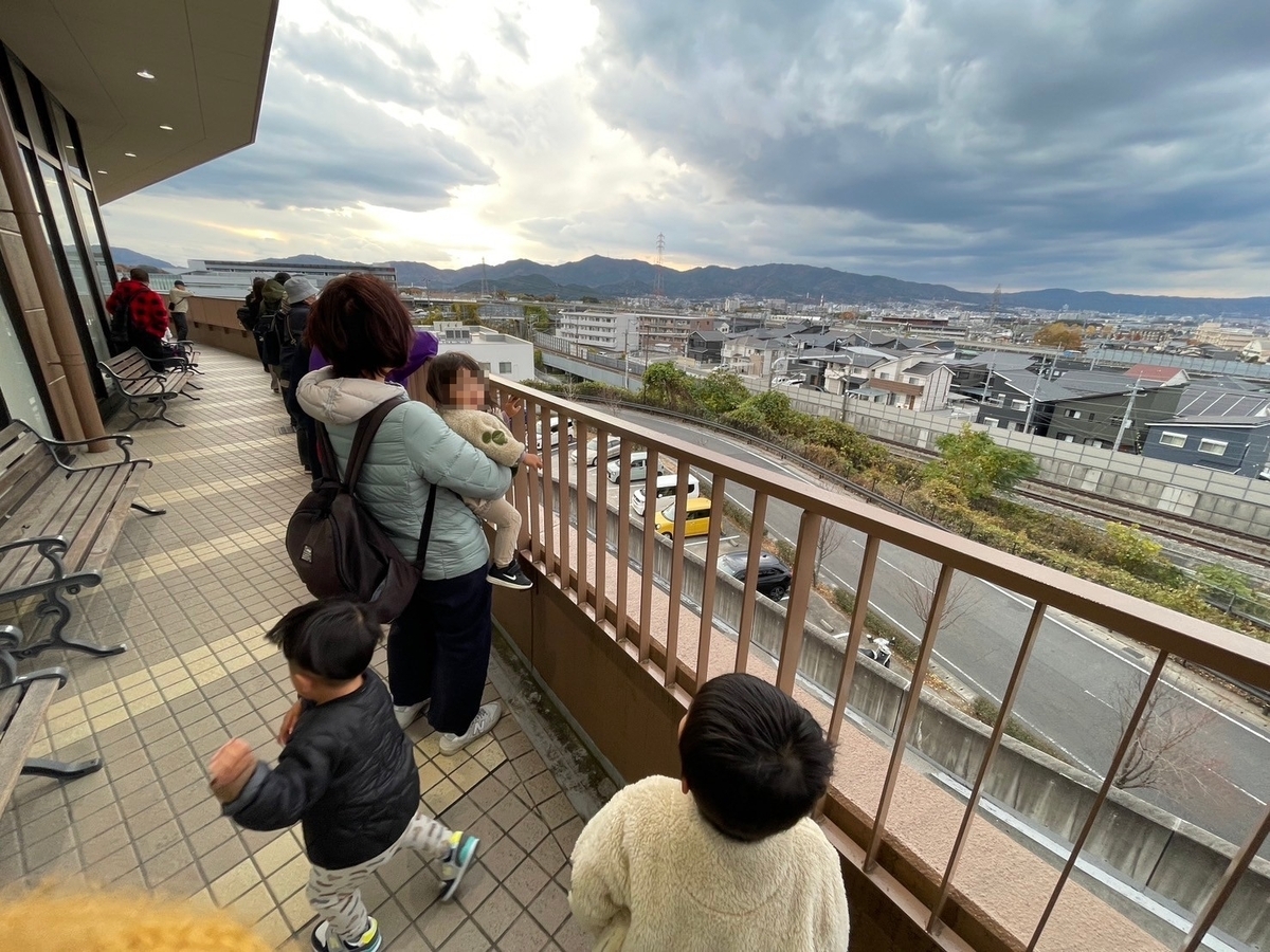 ドクターイエローのビュースポット｜滋賀県大津市にあるフォレオ大津一里山の新幹線展望テラスの走行時の様子
