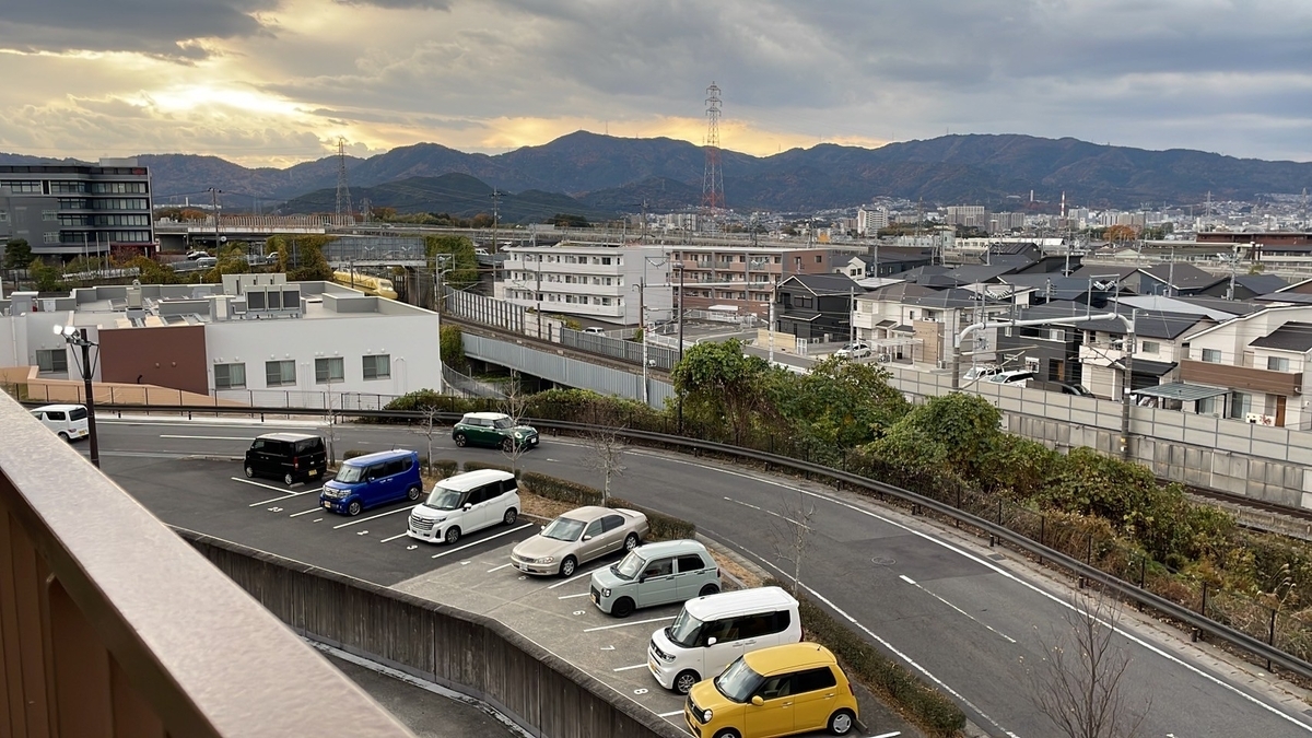 ドクターイエローのビュースポット｜滋賀県大津市にあるフォレオ大津一里山の新幹線展望テラスからみるドクターイエロー下り
