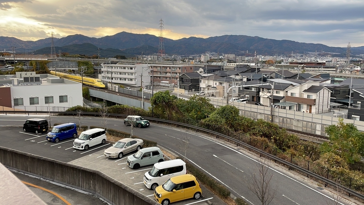 ドクターイエローのビュースポット｜滋賀県大津市にあるフォレオ大津一里山の新幹線展望テラスからみるドクターイエロー下り