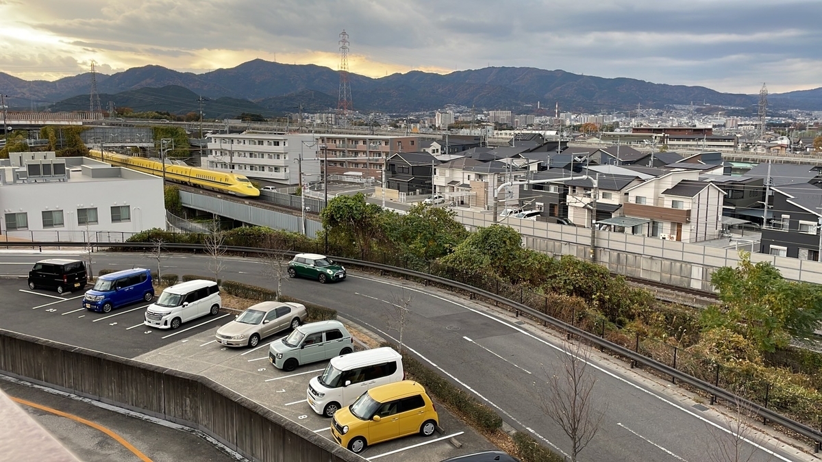 ドクターイエローのビュースポット｜滋賀県大津市にあるフォレオ大津一里山の新幹線展望テラスからみるドクターイエロー下り