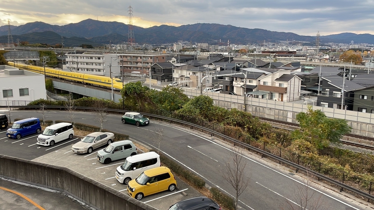 ドクターイエローのビュースポット｜滋賀県大津市にあるフォレオ大津一里山の新幹線展望テラスからみるドクターイエロー下り
