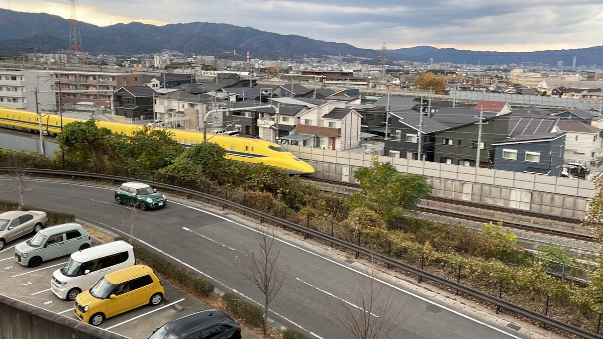 ドクターイエローのビュースポット｜滋賀県大津市にあるフォレオ大津一里山の新幹線展望テラスからみるドクターイエロー下り