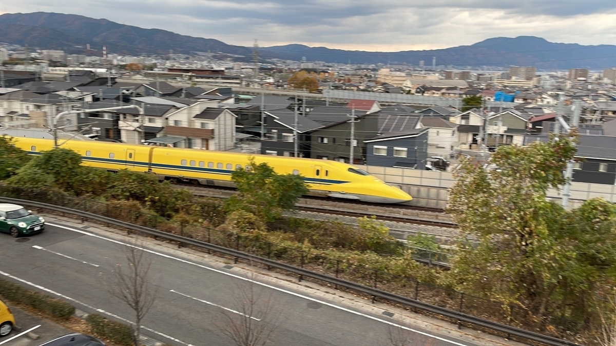 ドクターイエローのビュースポット｜滋賀県大津市にあるフォレオ大津一里山の新幹線展望テラスからみるドクターイエロー下り