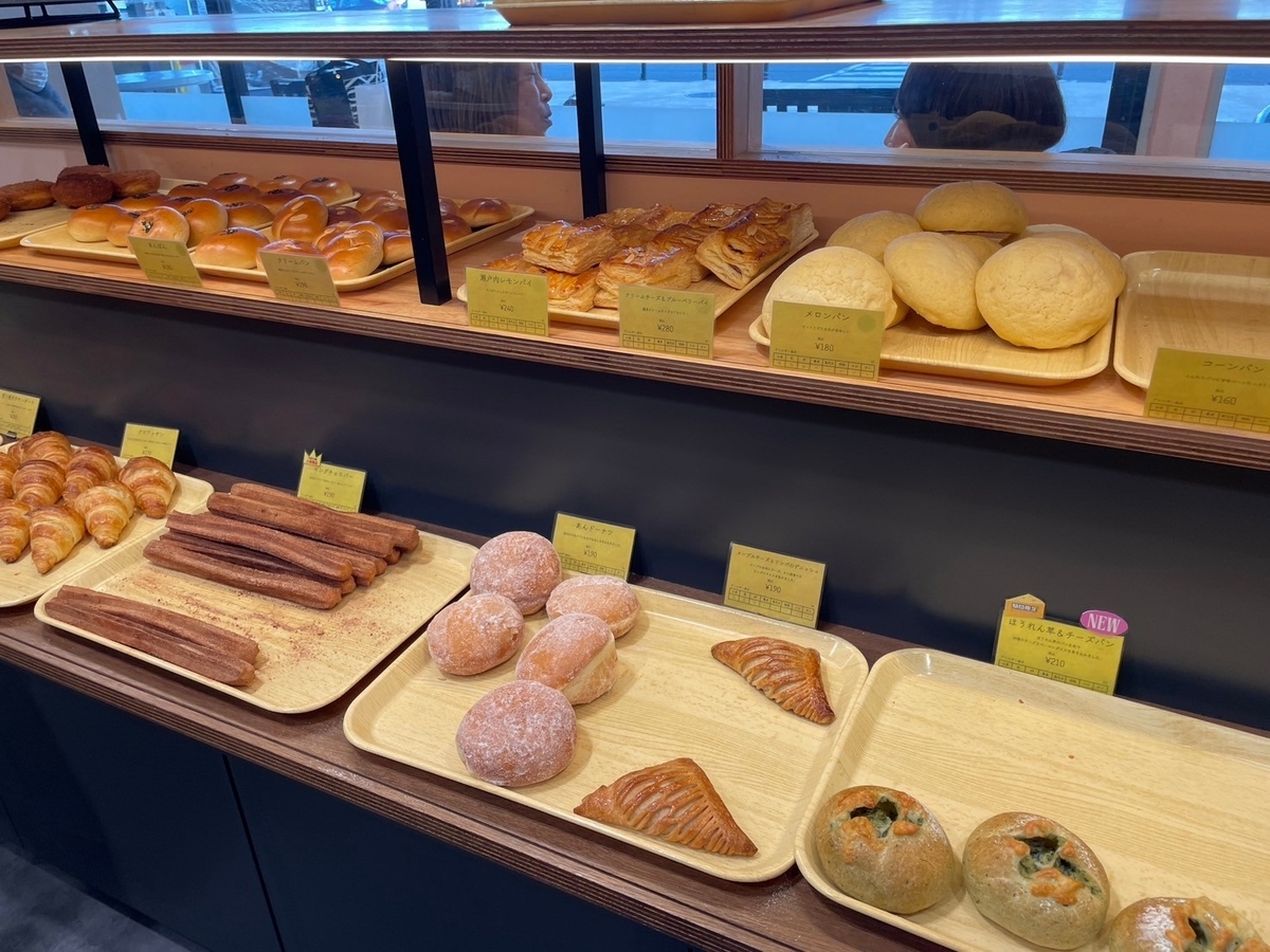 パン屋巡り｜愛知県大府市にあるげんきの郷できたて館のもぐもぐベーカリー陳列棚