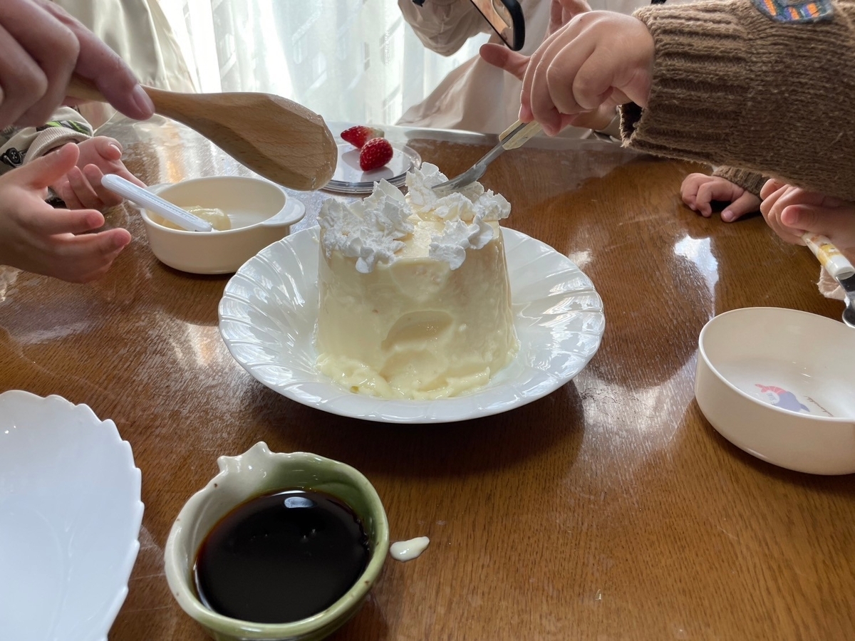 パーティーで大人気のバケツプリン「プリンスプリン」を食べる様子
