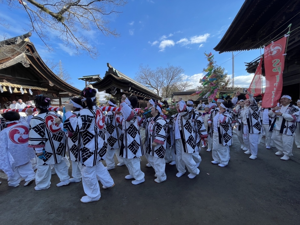 国府宮はだか祭尾張大國霊神社の参道、儺追笹の奉納