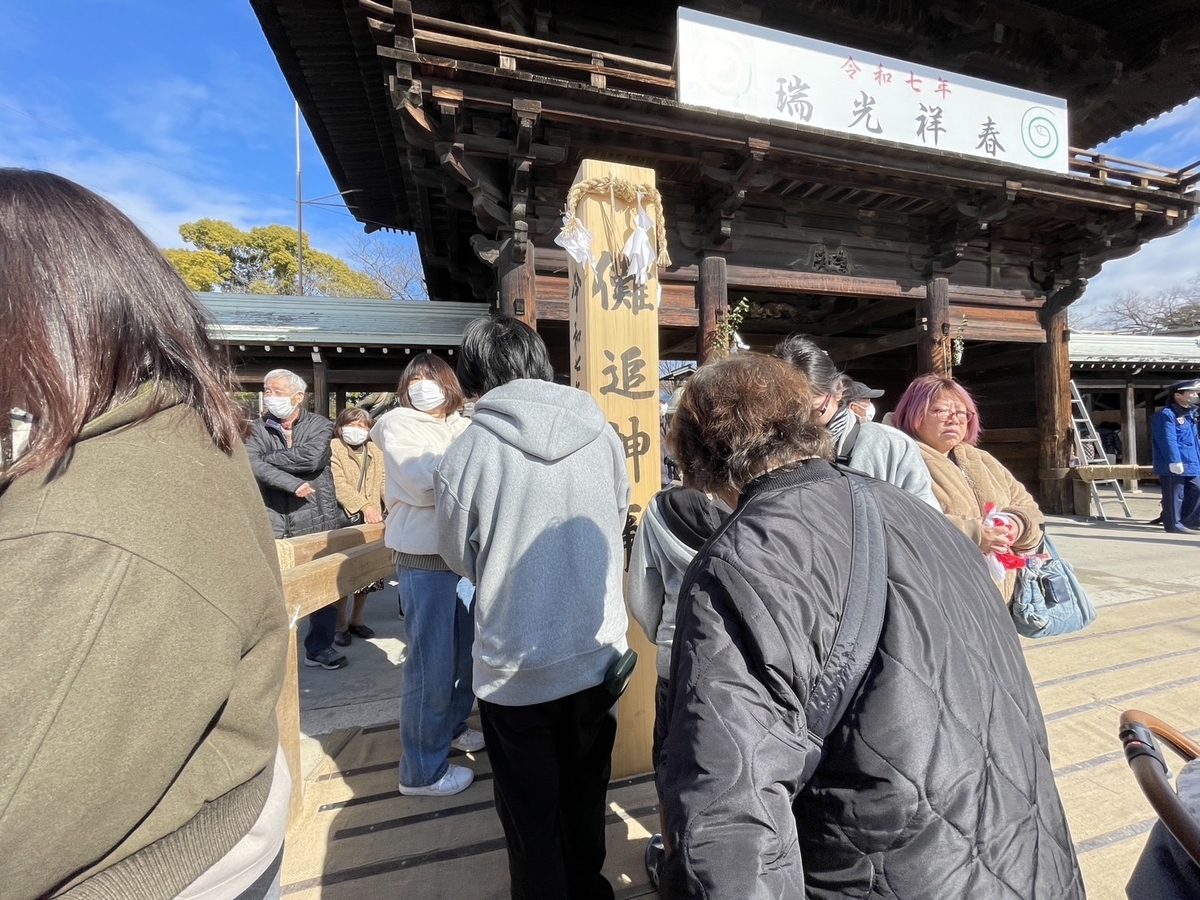 国府宮はだか祭尾張大國霊神社の参道、儺追神事の標柱