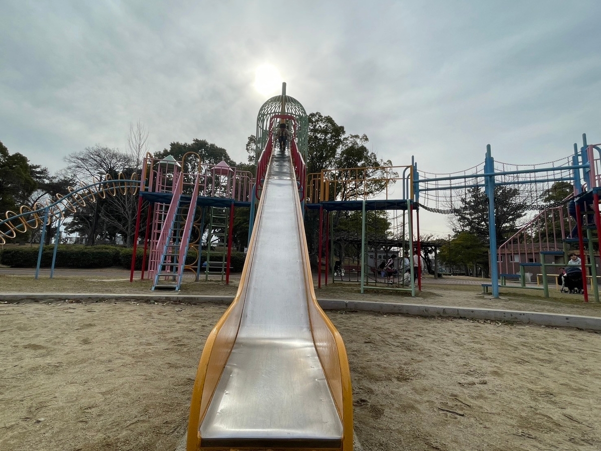 子どもの遊び場｜愛知県刈谷市にある日高公園の遊具すべり台