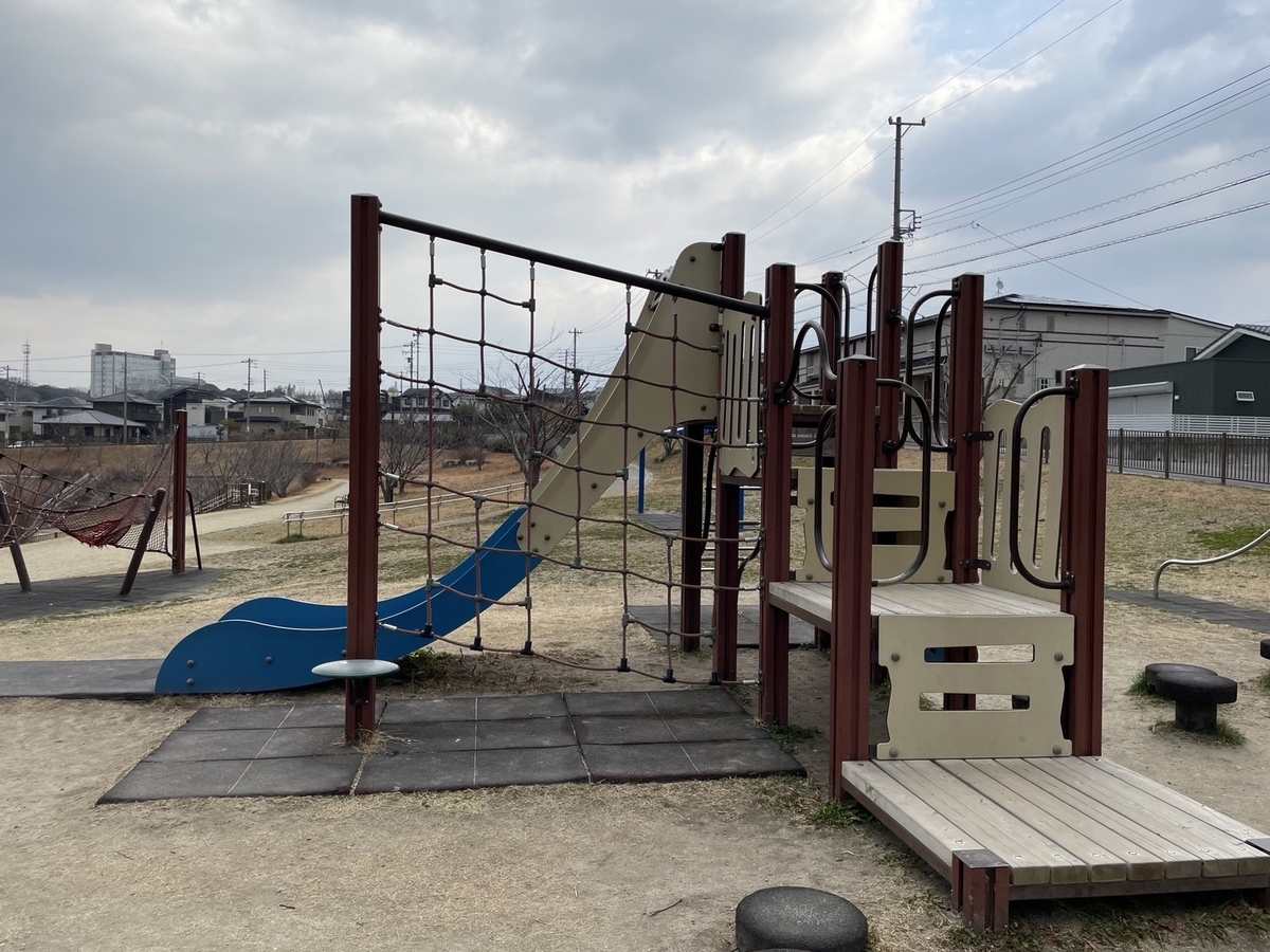 子どもの遊び場|常滑市飛香台の常滑ニュータウンの池近くにある北条公園のすべり台