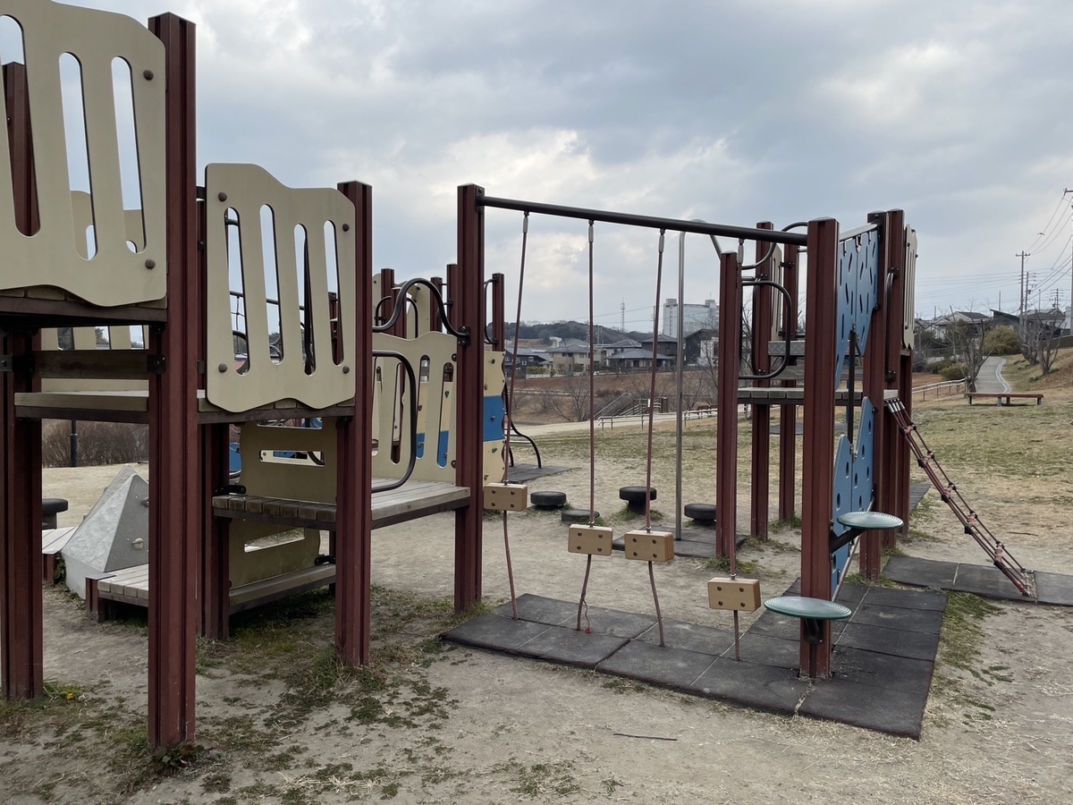 子どもの遊び場｜常滑市飛香台の常滑ニュータウンの池近くにある北条公園の複合遊具