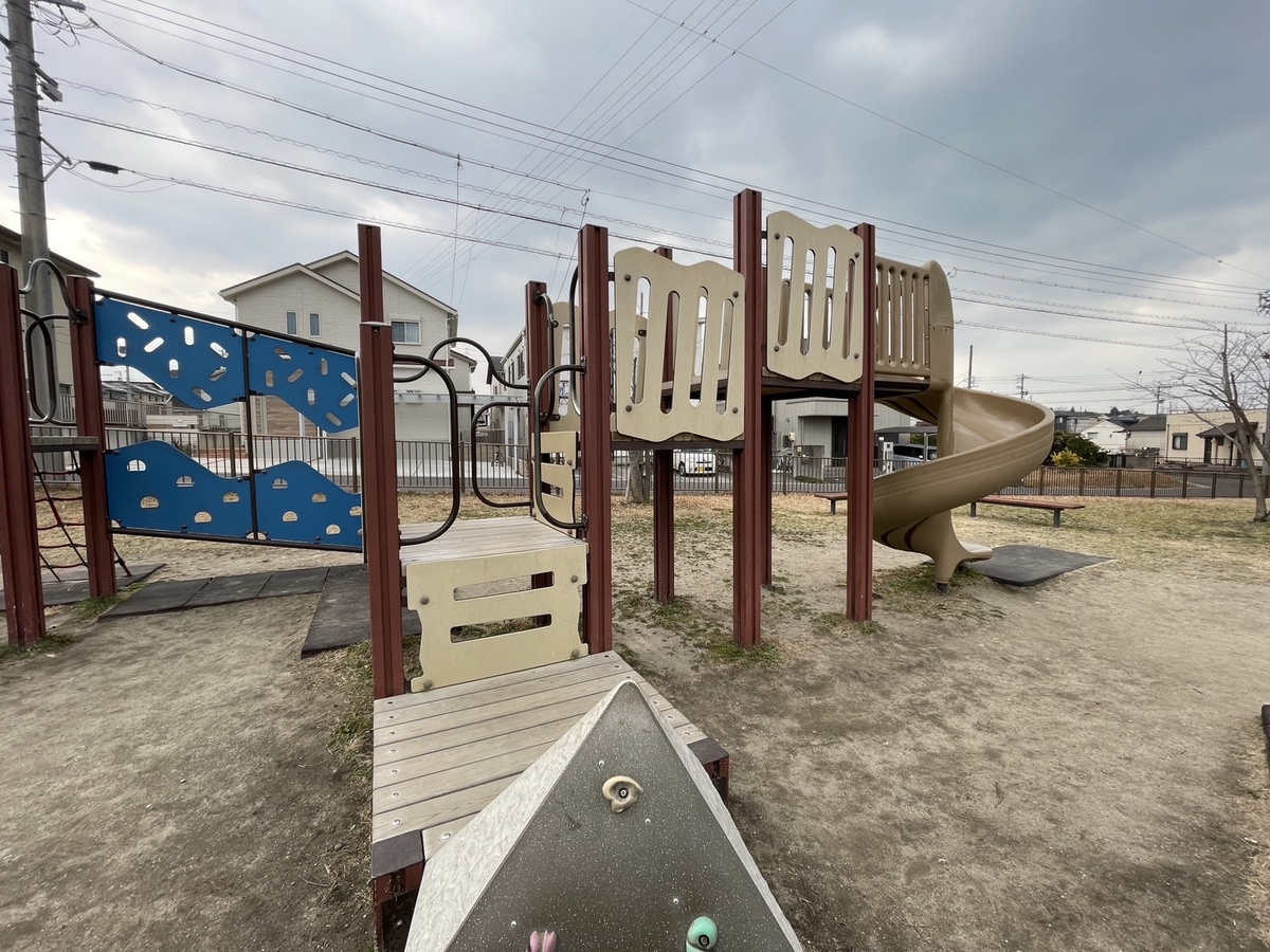 子どもの遊び場｜常滑市飛香台の常滑ニュータウンの池近くにある北条公園の児童複合遊具