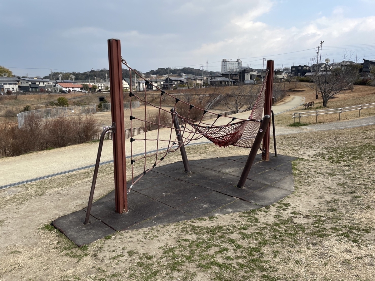 子どもの遊び場｜常滑市飛香台の常滑ニュータウンの池近くにある北条公園のロープネットクライミングクライミング
