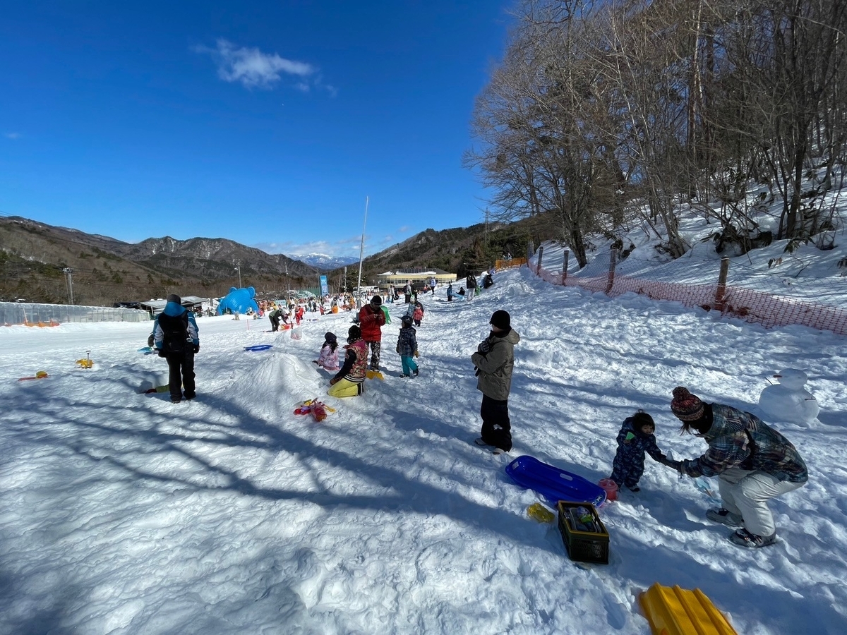 子どもの遊び場｜キッズゲレンデが楽しめる長野県の治部坂高原スキー場のキッズパークの雪遊びエリア