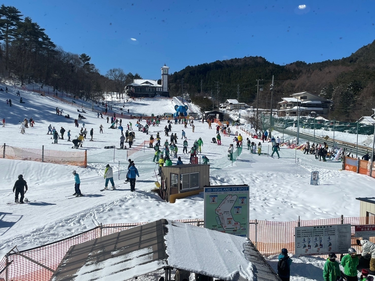 子どもの遊び場｜キッズゲレンデが楽しめる長野県の治部坂高原スキー場のレストハウスからの景色