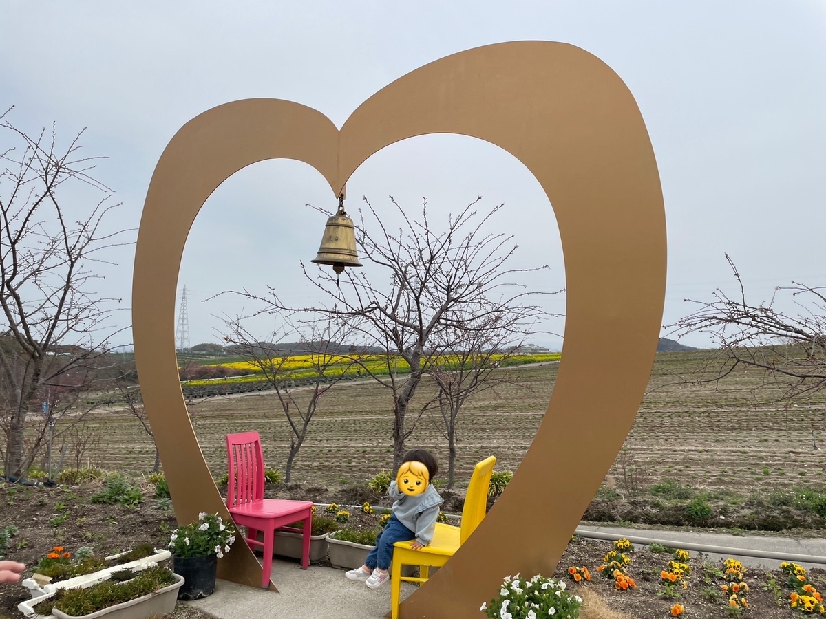 知多半島観光｜南知多町にある菜の花やひまわり畑が人気の花ひろばの鐘のオブジェ