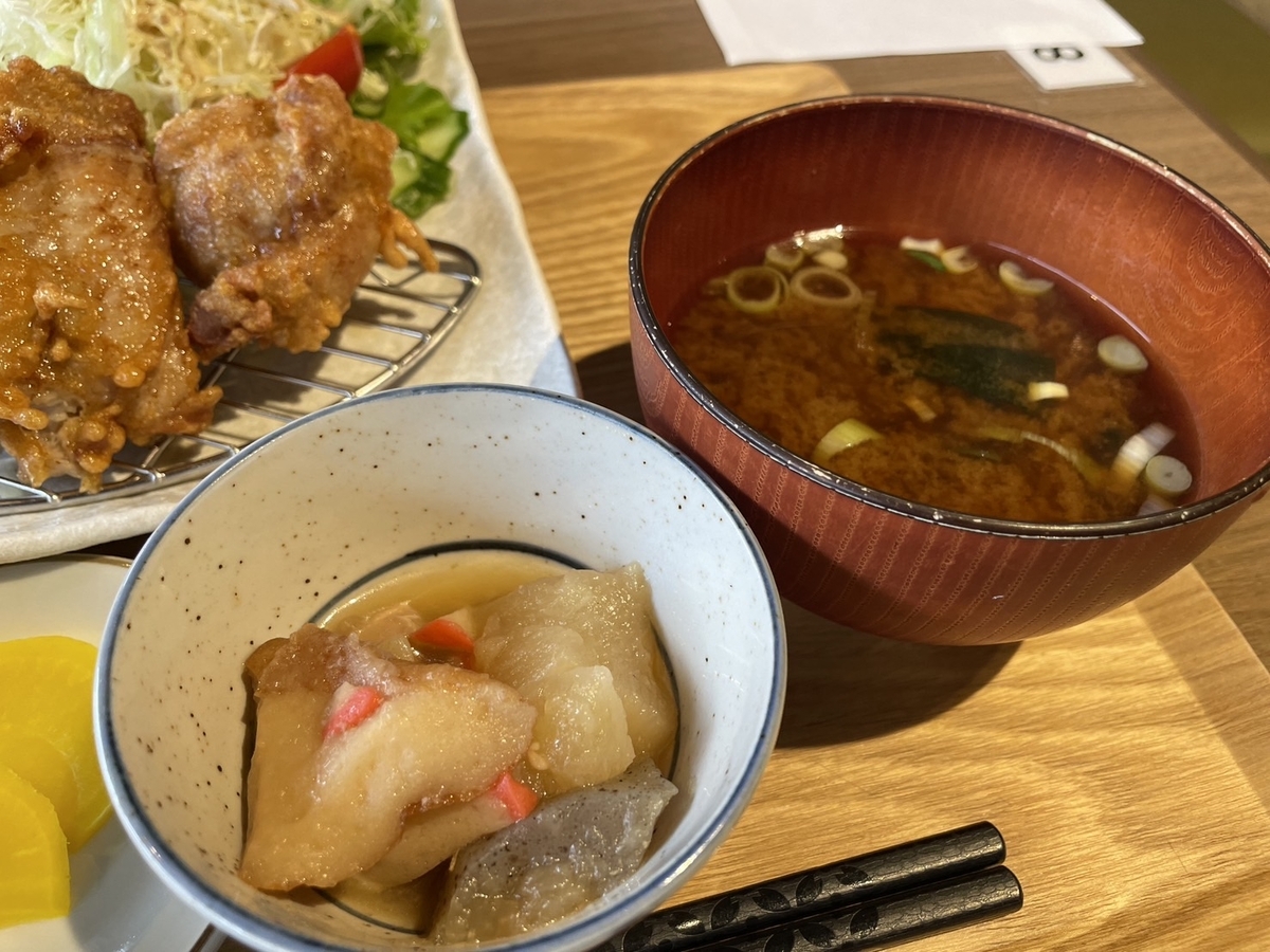 南知多町で子連れランチ｜まるはドライブイン佐くらのランチメニューの小鉢と味噌汁