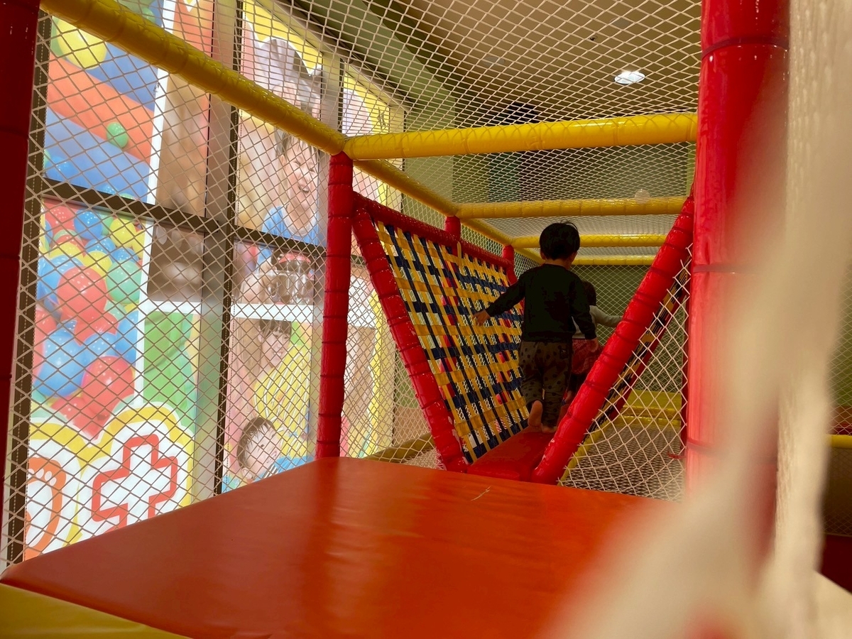 子どもの遊び場|大府市のリソラ大府にある「あそびパークNamcoリソラ大府店の二階建て遊具で遊ぶ男児