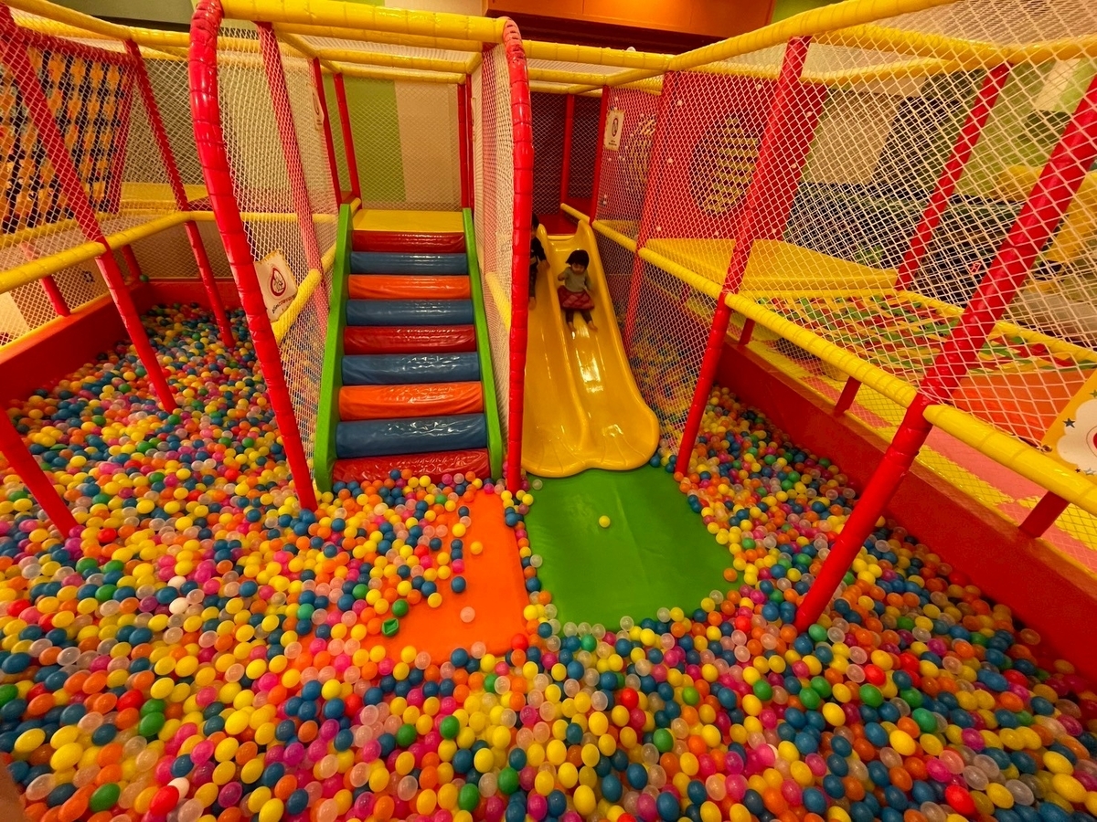子どもの遊び場｜大府市のリソラ大府にある「あそびパークNamcoリソラ大府店の複合遊具ボールプールにすべり台