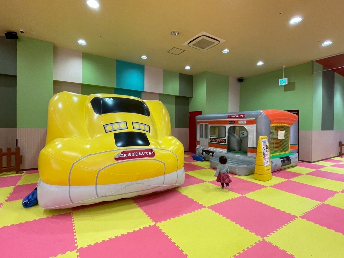 子どもの遊び場｜大府市のリソラ大府にある「あそびパークNamcoリソラ大府店のふわふわ遊具ドクターイエロー