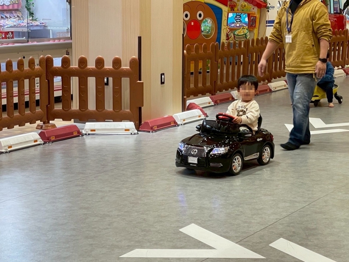子どもの遊び場｜大府市のリソラ大府にある「あそびパークNamcoリソラ大府店」のEVライドサーキットで遊ぶ男児