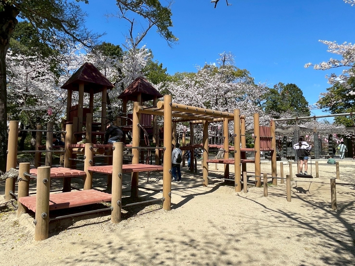 西三河の桜の名所2025｜高浜市にある大山緑地のチビッコ広場の遊具