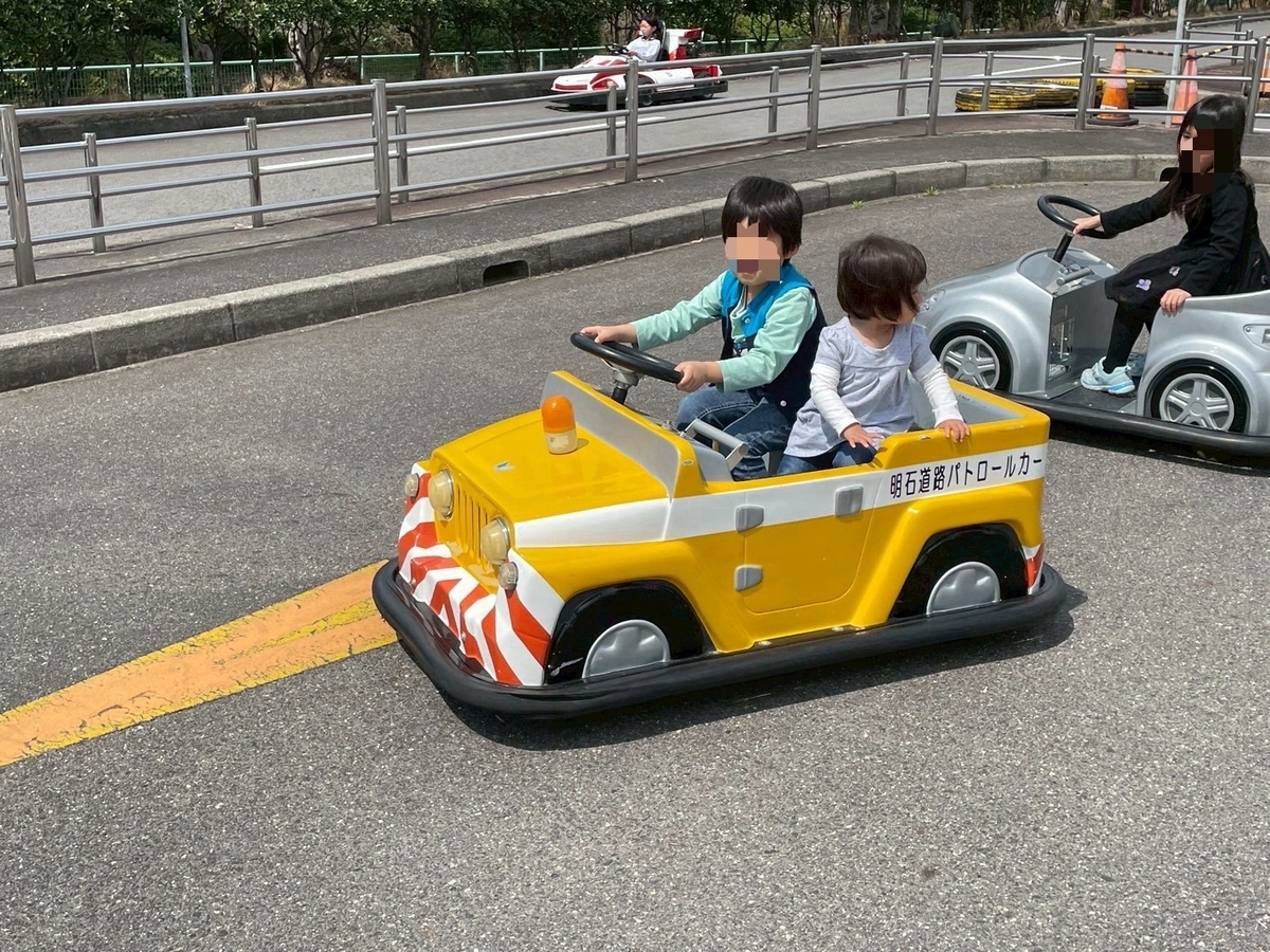 西三河の桜の名所2025｜碧南市にある明石公園のバッテリーカー