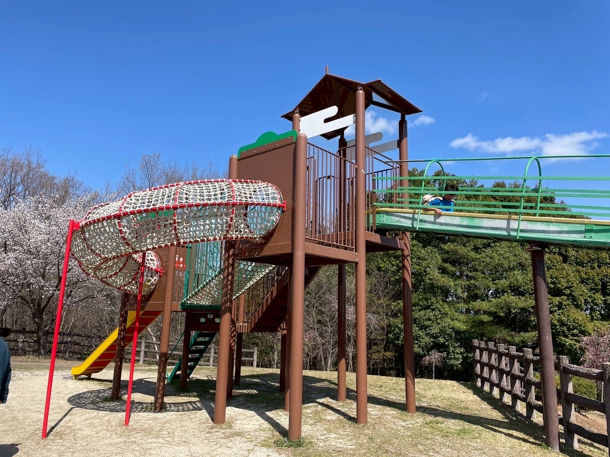 子どもの遊び場｜犬山市にある犬山ひばりケ丘公園の長いローラーすべり台の付属すべり台