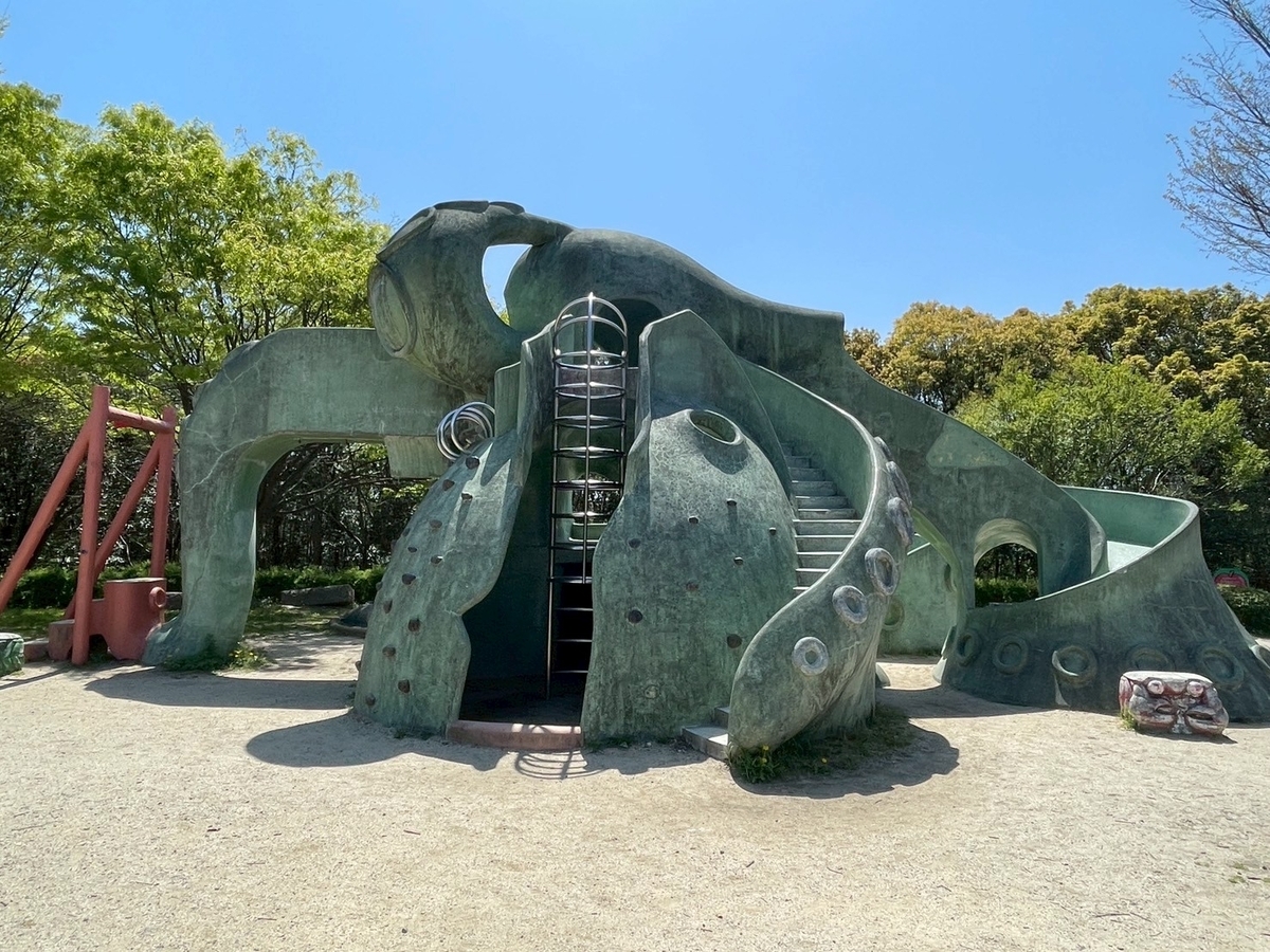 子どもの遊び場｜半田市にあるタコが目印のみなと公園の緑の大ダコ遊具