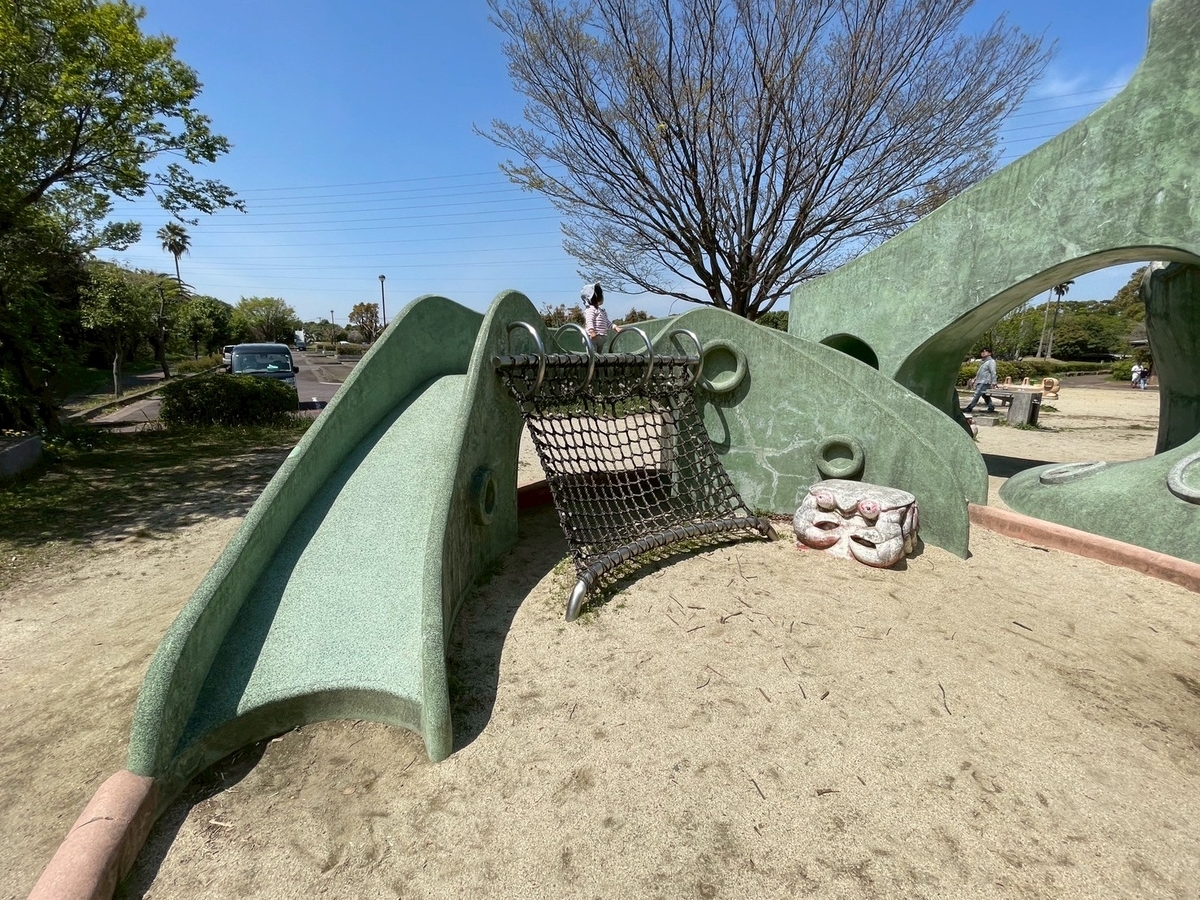 子どもの遊び場｜半田市にあるタコが目印のみなと公園の緑の大ダコ遊具のすべり台