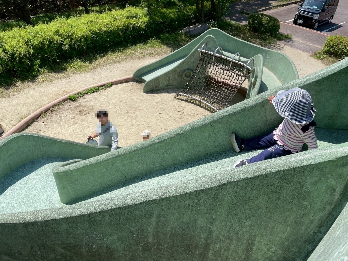 子どもの遊び場｜半田市にあるタコが目印のみなと公園の緑の大ダコ遊具のすべり台