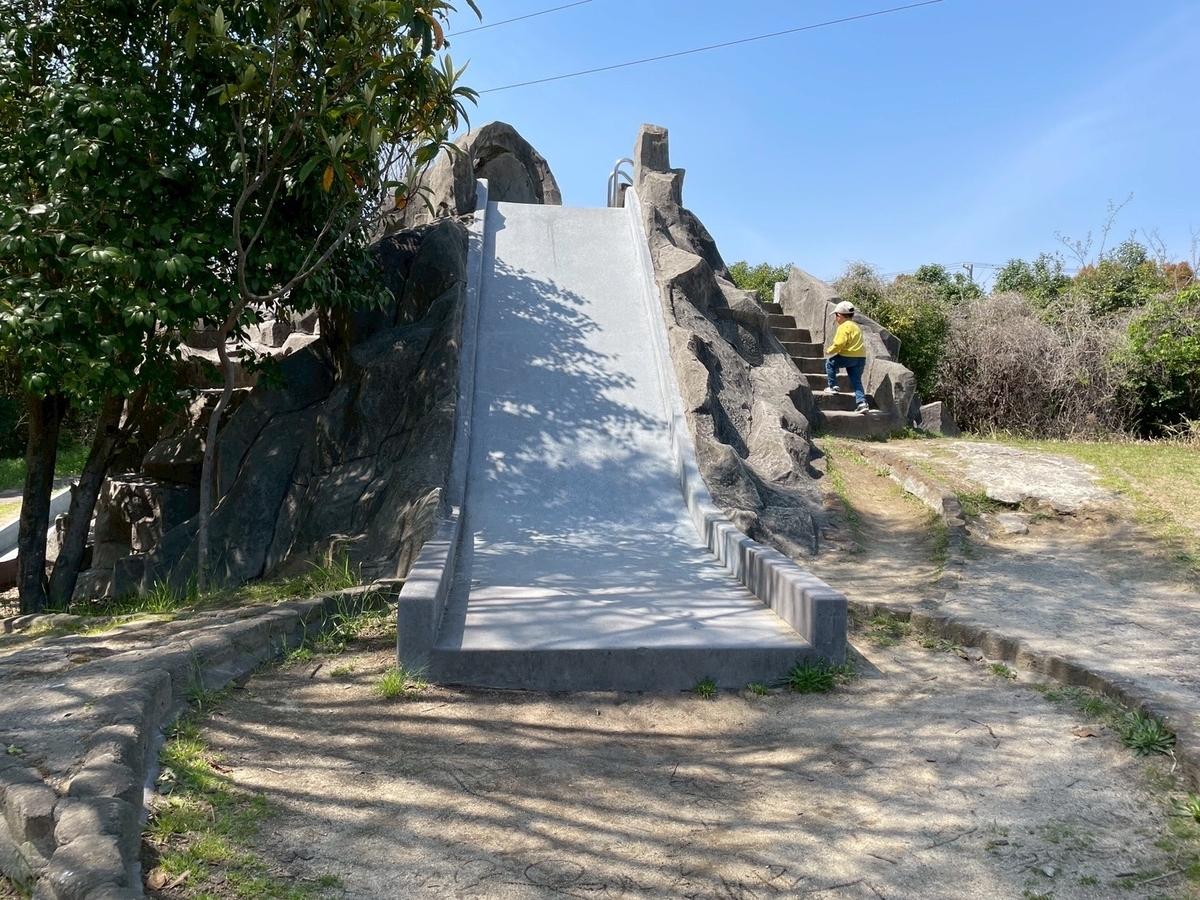 子どもの遊び場｜愛知県半田市にあるタコの遊具がシンボルのみなと公園の岩のすべり台