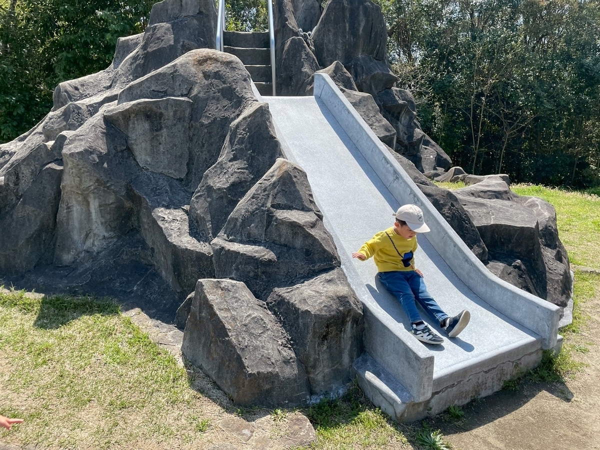 子どもの遊び場｜愛知県半田市にあるタコの遊具がシンボルのみなと公園の岩山すべり台