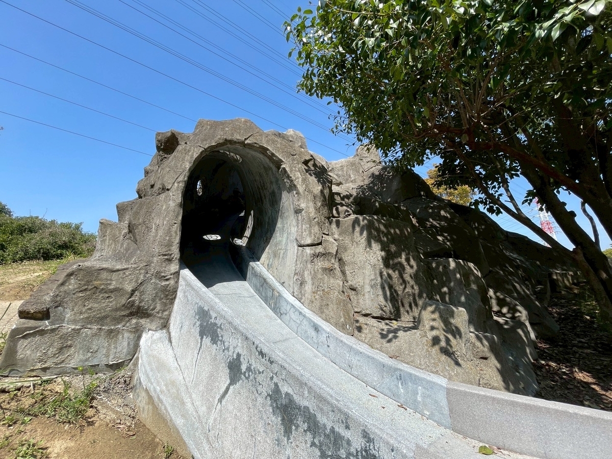 子どもの遊び場｜愛知県半田市にあるタコの遊具がシンボルのみなと公園の岩すべり台