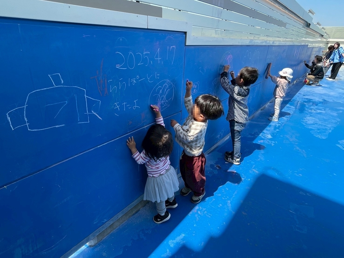 子どもの遊び場｜遊具がいっぱい！ららぽーと安城の屋上広場のよぞらのチョークパーク