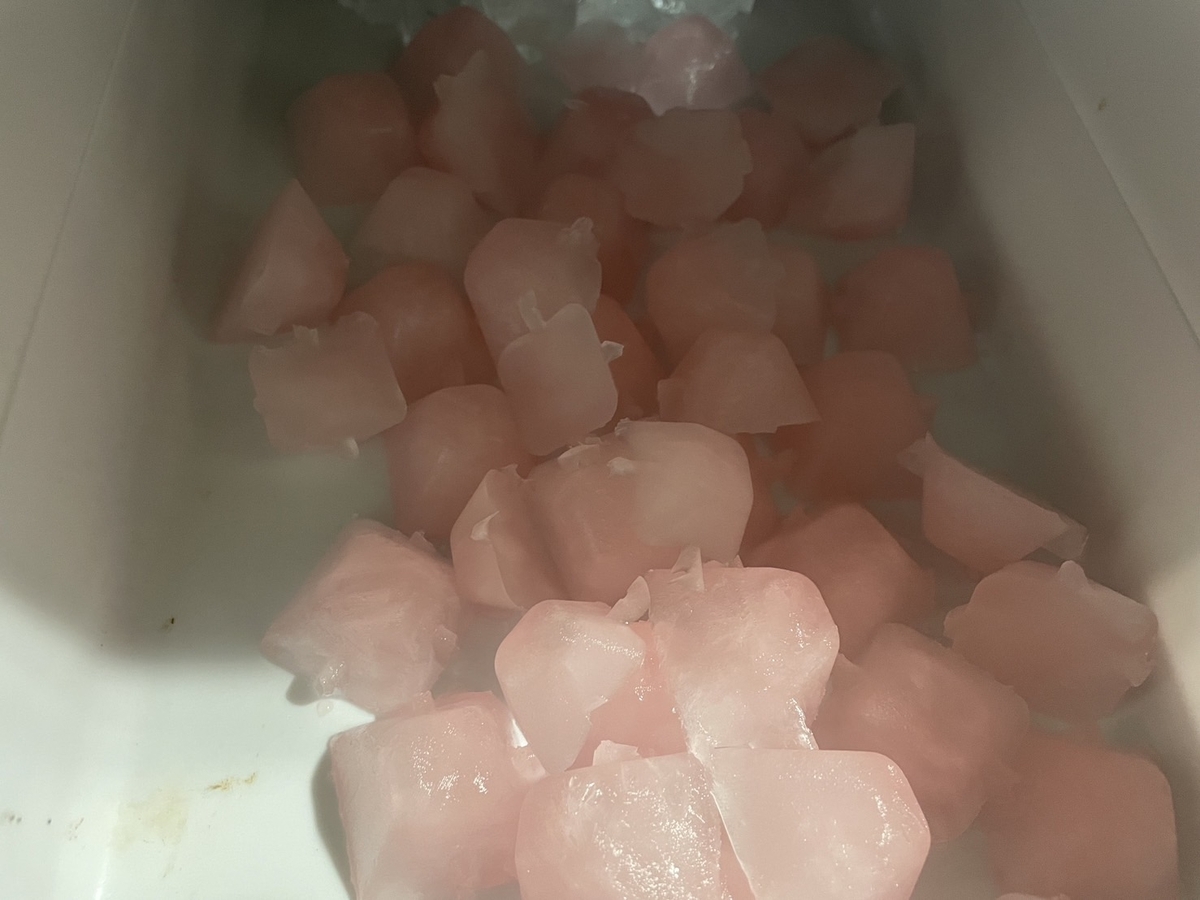 カインズの自動製氷機クリーナーで出来た薄ピンクの氷